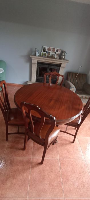 Uma mesa com 4 cadeiras