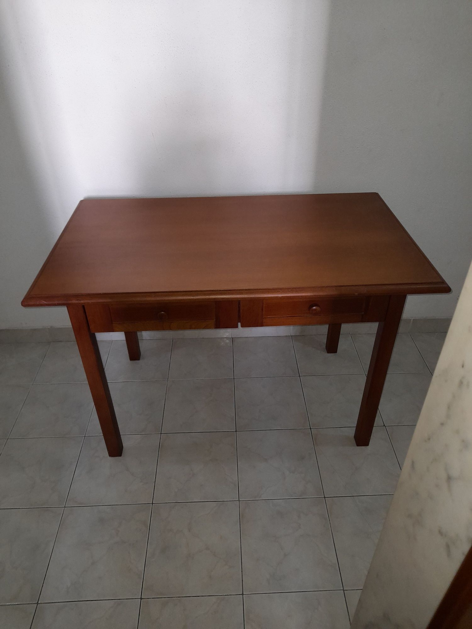 Mesa de cozinha,ou salamadeira maciça, com duas gavetas, ler descrição