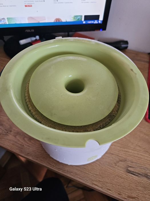 Fontanna wodna dla psa lub kota