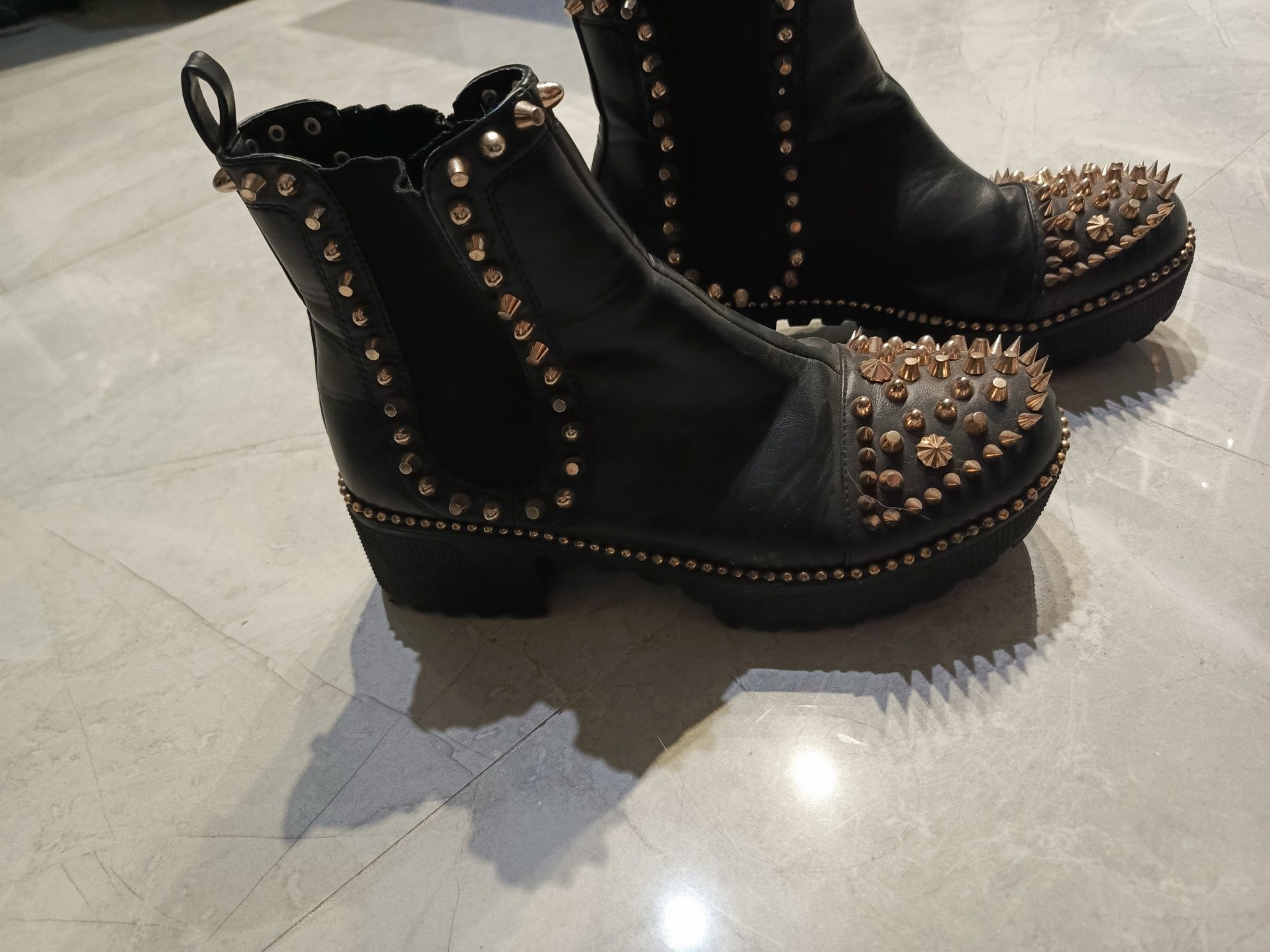 Buty emo goth alternative metal czarne z ćwiekami złotymi obcas traper