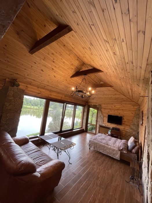 Дім у лісі біля озера з каміном під Києвом. Завжди є світло