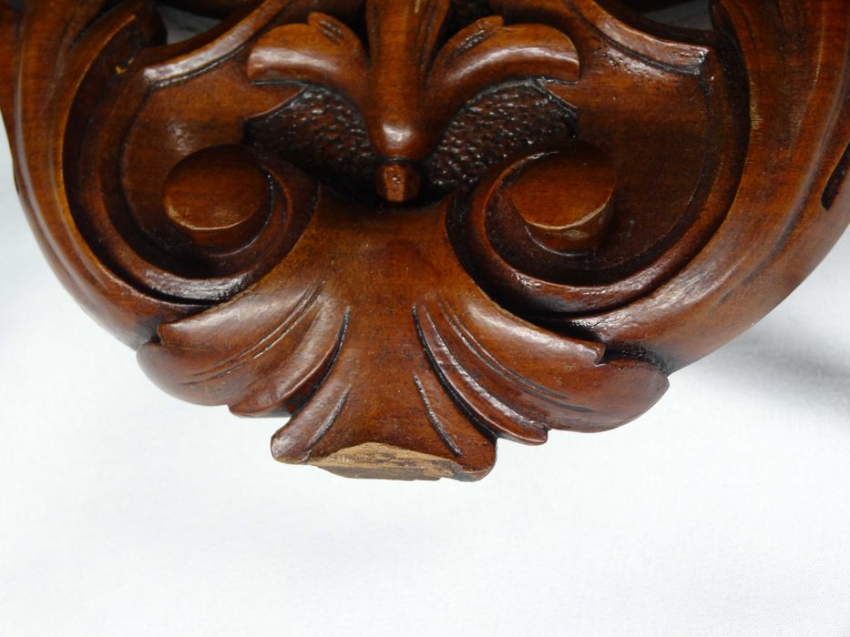 Pałacowe lustro w drewnianej ramie