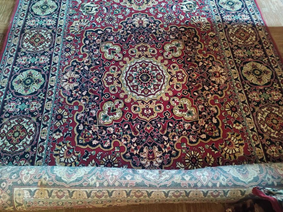 Продам ковер хорошего качества размером 2м 50см на 1м 90 см --- 2200гр