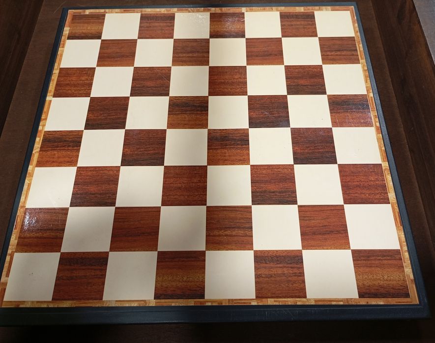 Tabuleiro de xadrez com peças em metal