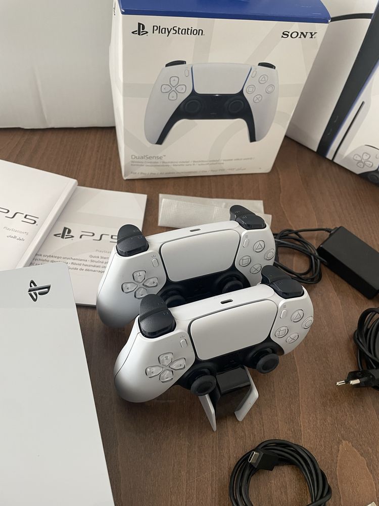 PS5 1TB z napedęm + dwa pady + stacja ladująca + EA24
