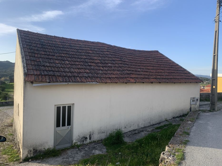 Casa com terreno + anexo para renovação