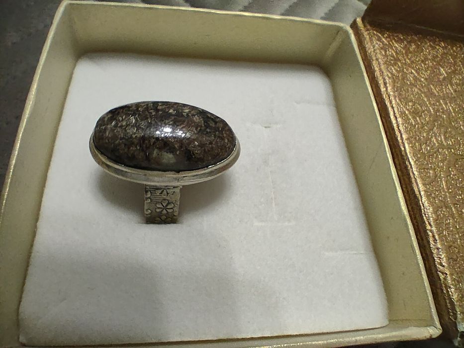 Duży srebrny pierścionek z kamieniem