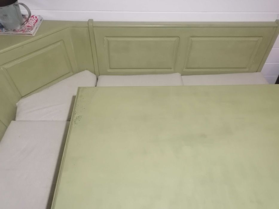 Mesa de canto em madeira macissa, com bancos e 2cadeiras