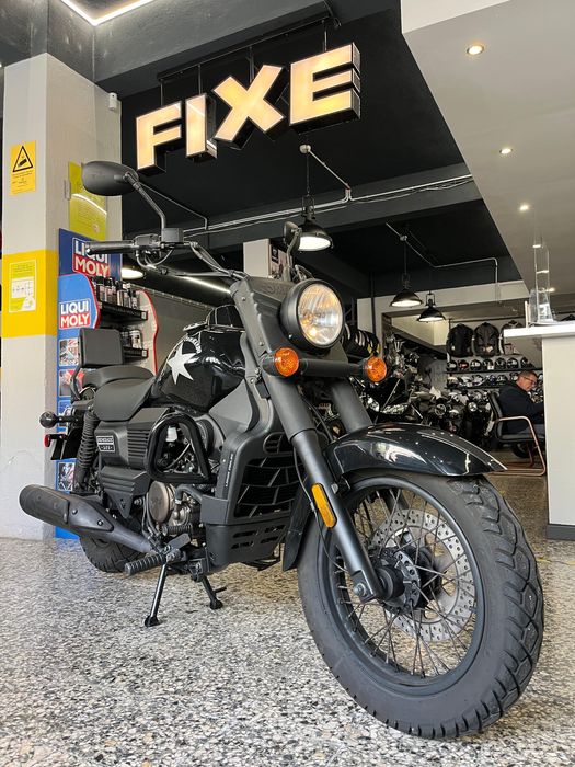 UM Renegade Commando 125 cc Uma cruiser Americana de estilo