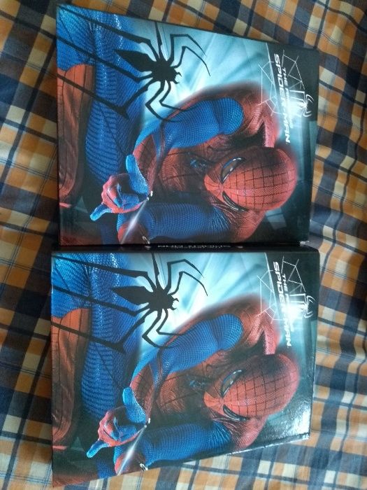 Dwa segregatory Spiderman na kartki A4, twarde okładki