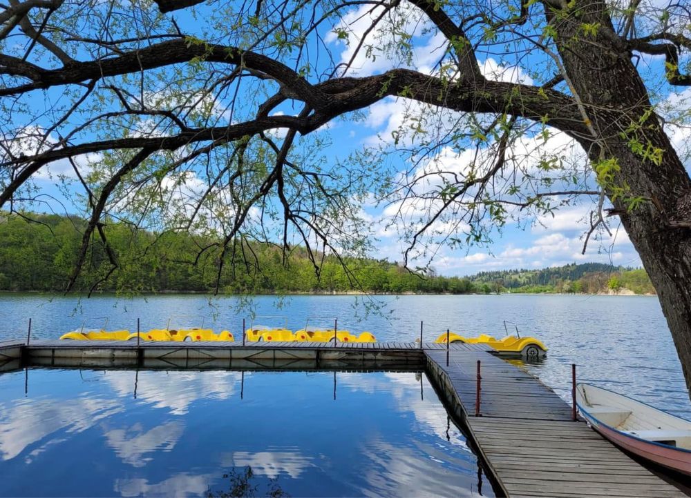 Pole namiotowe Camping Bieszczady nad jeziorem Solina Zawóz