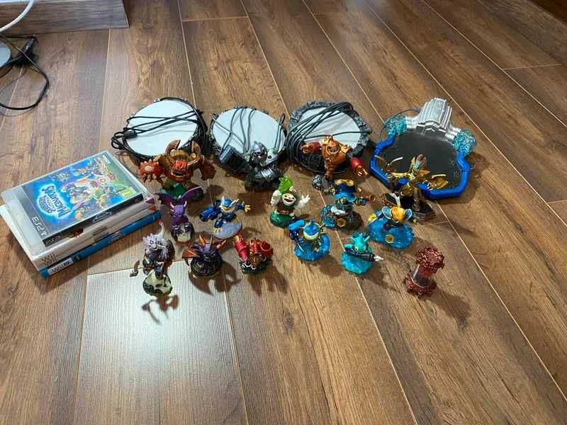 Skylanders lot 16 figures, 4 games, 4 portals, stickers, cards