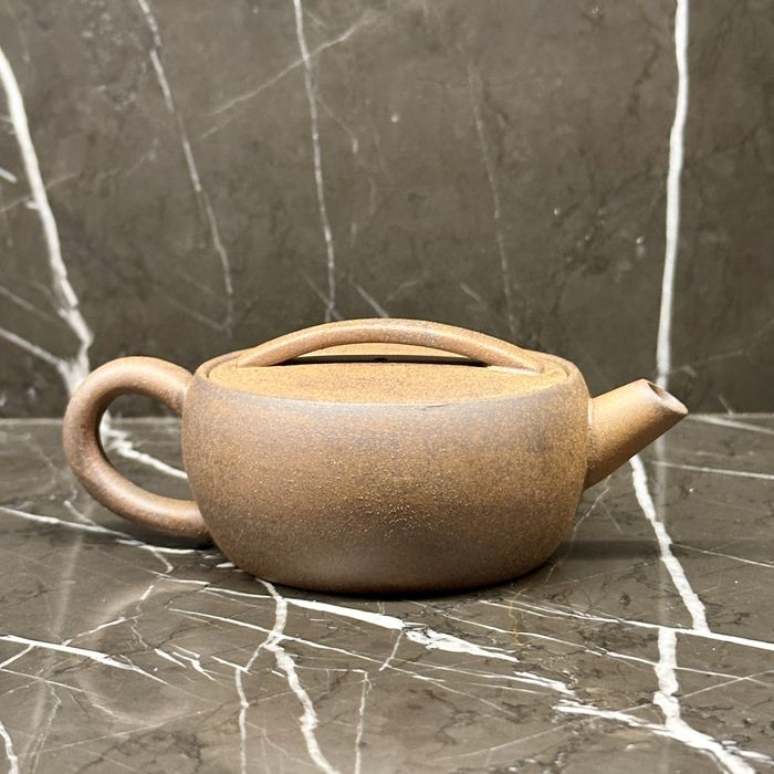 Чайник з глини грубої структури (raw ore) ручної роботи