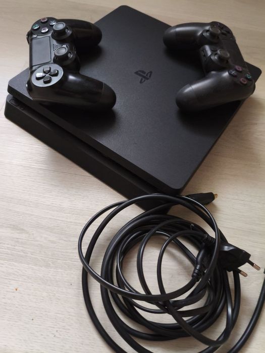 PlayStation 4 slim 500 gb + 2 геймпада