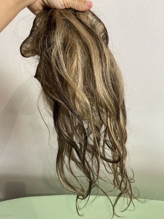 Cabelo humano costurado em rede