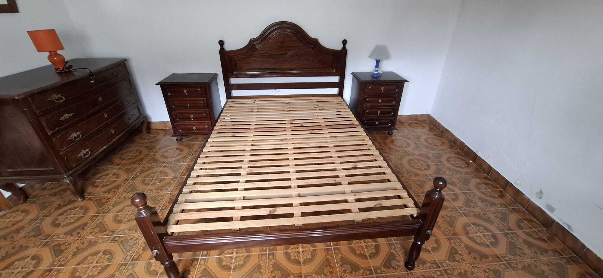 Cama de solteiro de madeira antiga/vintage
