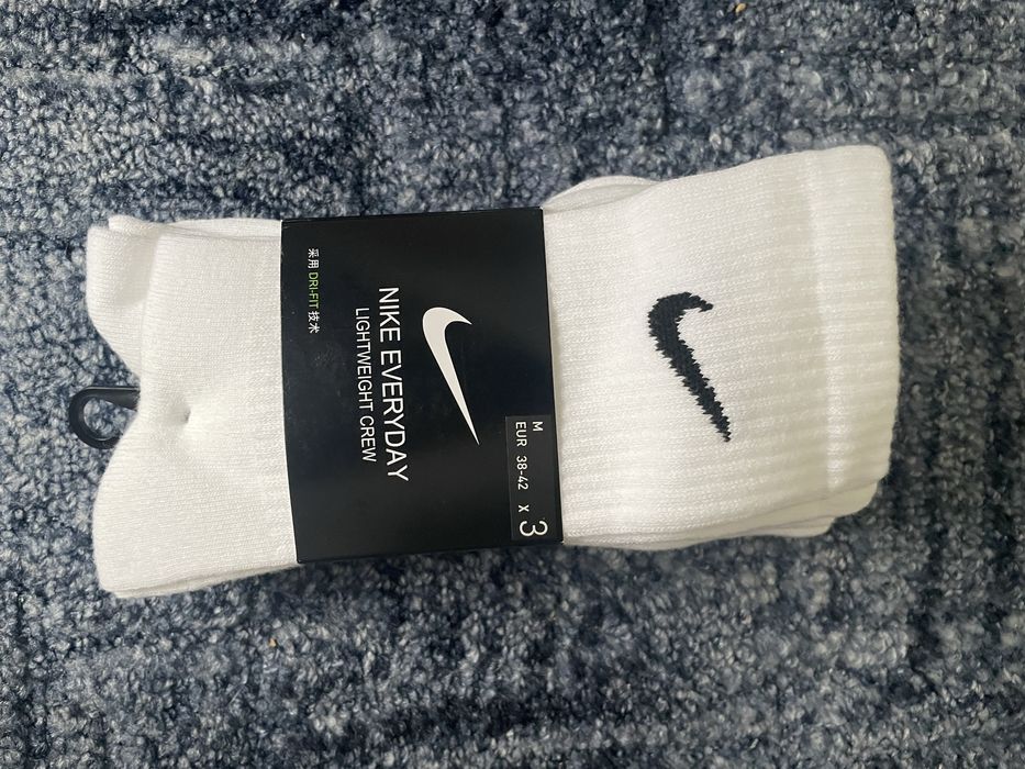 Białe skarpetki nike