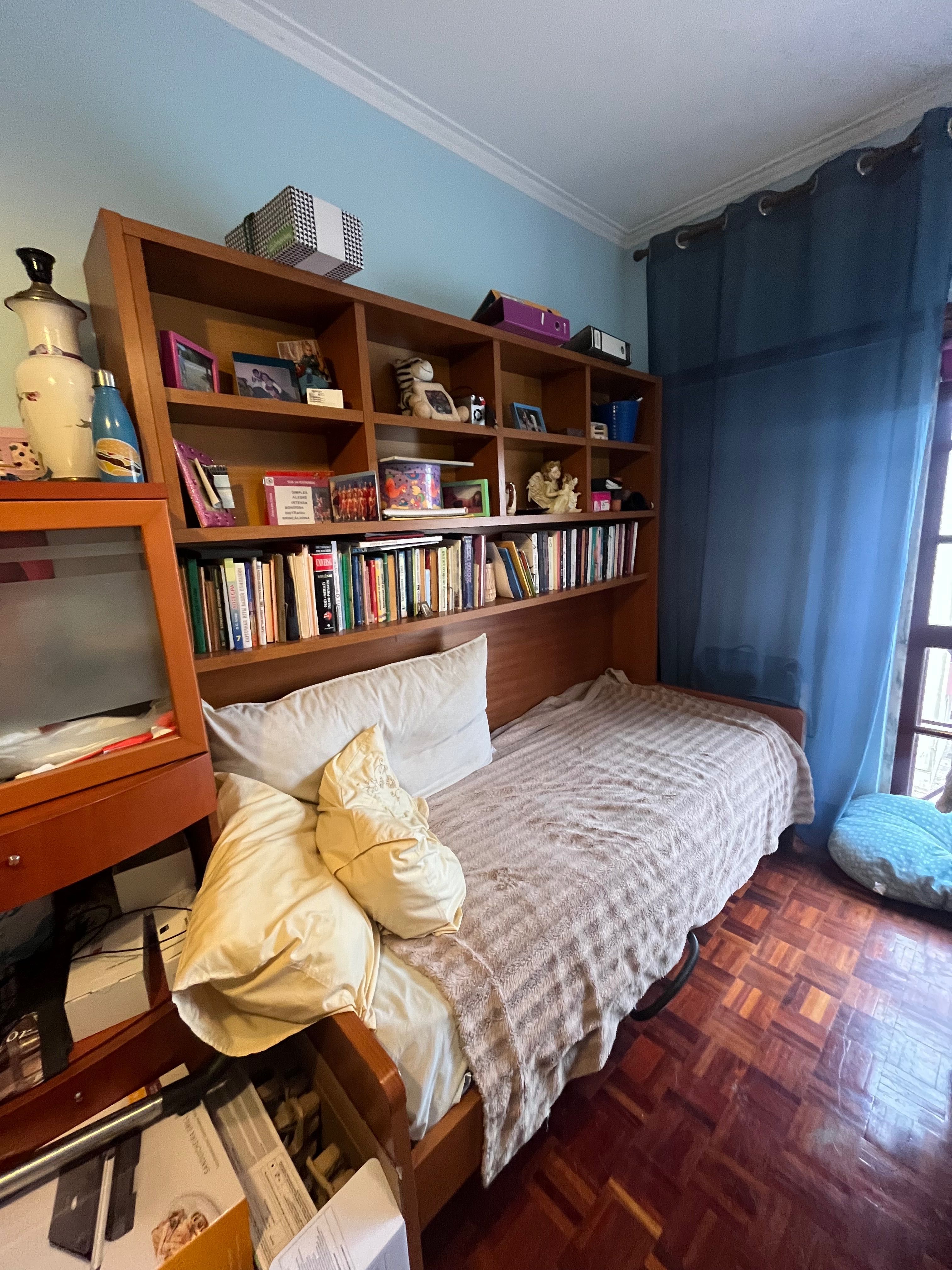 Cama com estante