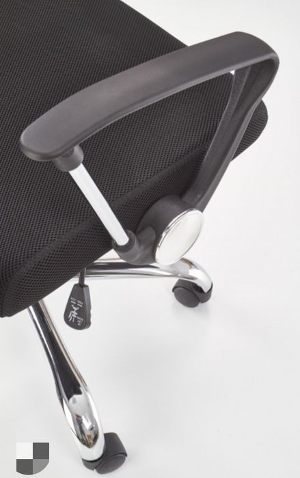 Czarny fotel obrotowy, krzesło biurowe na kółkach. Regulowana wysokość