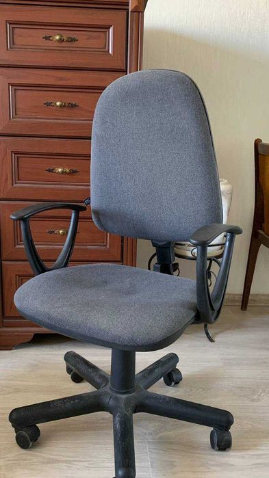 Геймерський стол,ігровий стіл,компьютерный стол. Офисний стул.