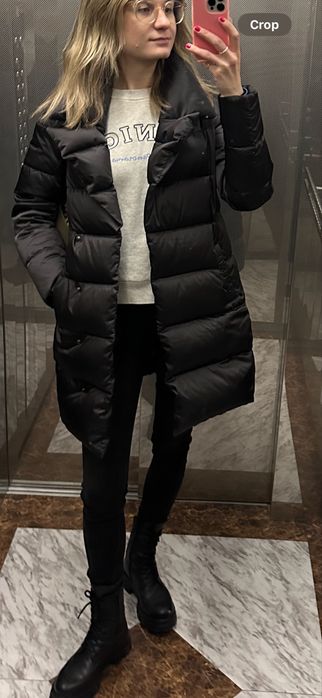 Чорний жіночий пуховик
