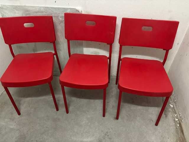 3 cadeiras em metal com tampo plástico.