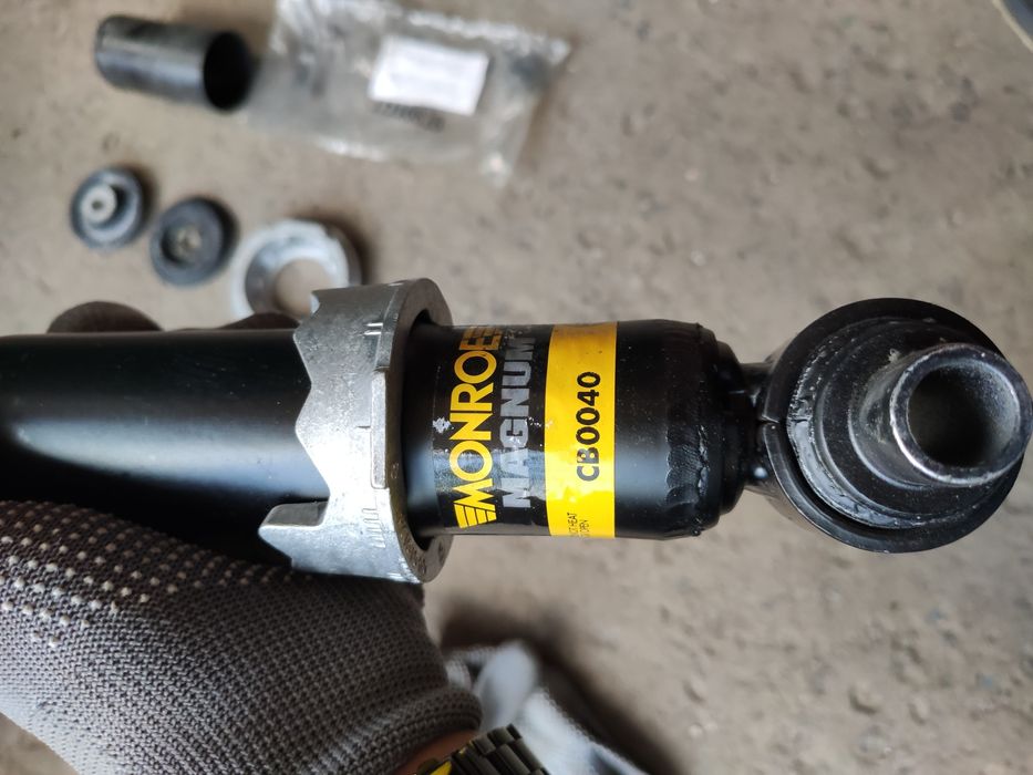 Амортизатор кабіни передній Вольво ФМ . TIR