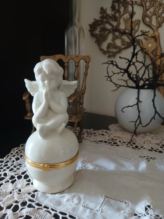 Продам  форфоровую шкатулочку для украшений Германия. Винтаж.