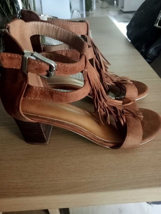 Sandálias em camurça