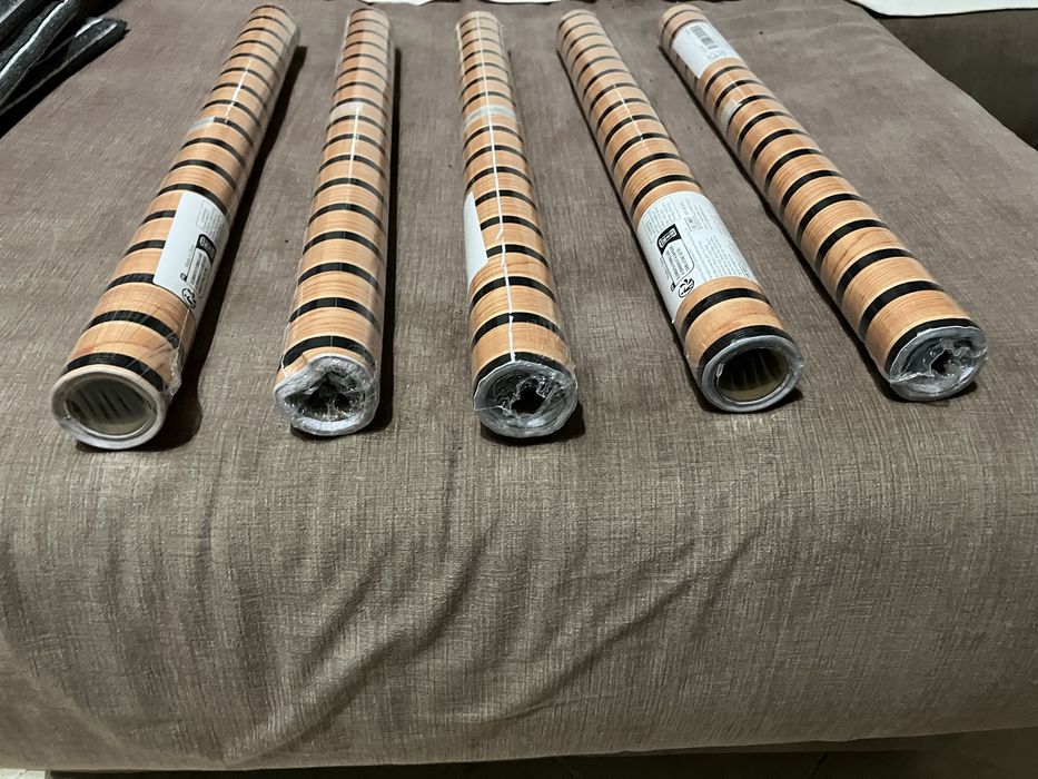 Rolo de papel riscado para parede