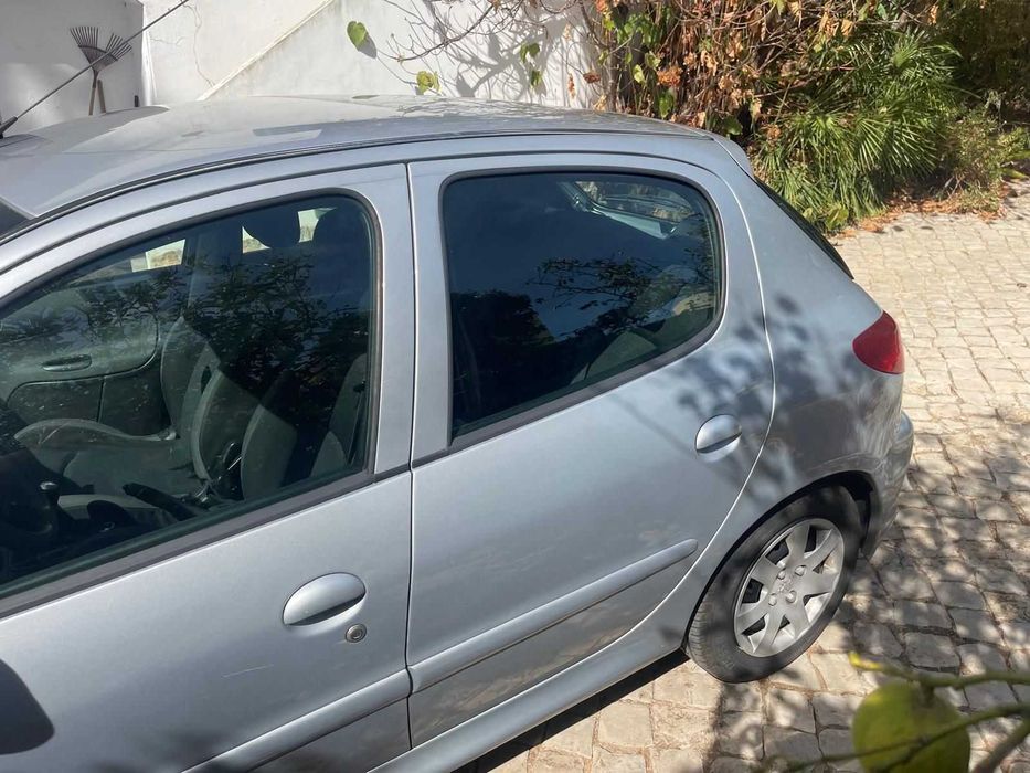 Peugeot barato e com algum uso.