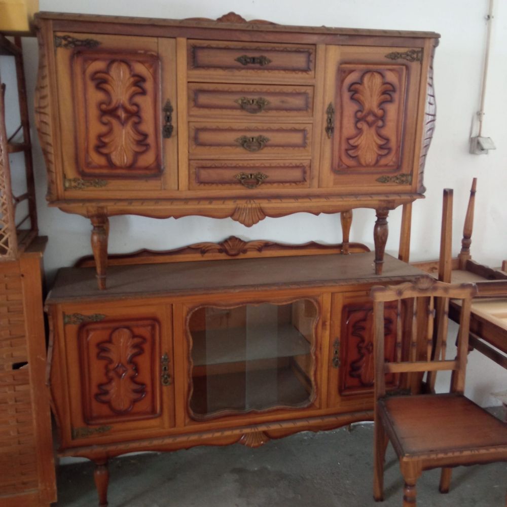 Aparadores antigos e mesa com 4 cadeiras/ vintage