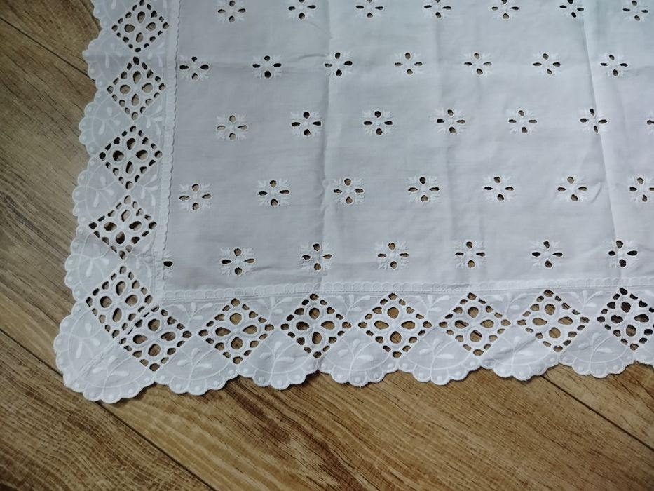 Biały haftowany obrus na stoliczek