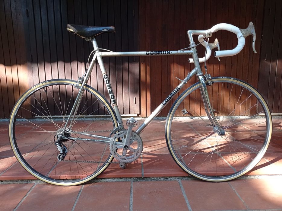 Bicicleta de estrada antiga cosmos