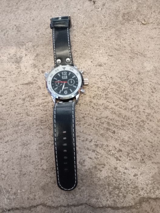 Vendo este relógio muito bonito bom estado a trabalhar muito bem