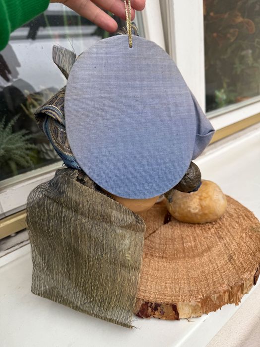 Piękny panel. Przedstawia kobietę w wyjątkowym nakryciu głowy