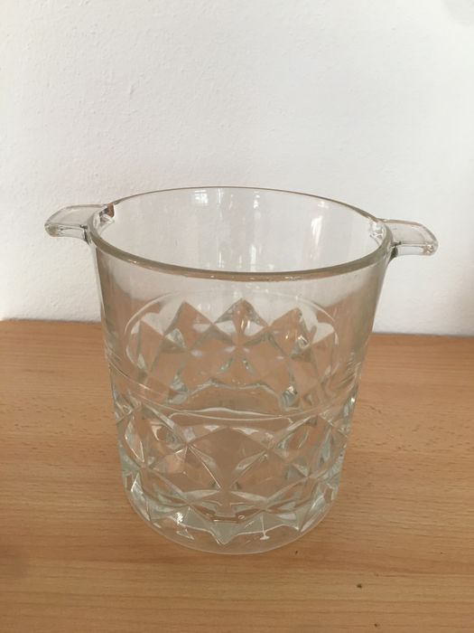 Garrafas e balde gelo em cristal