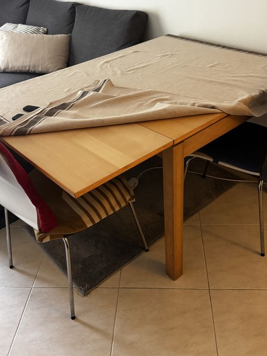 Conjunto mesa castanha e 6 cadeiras brancas (vendo separado)