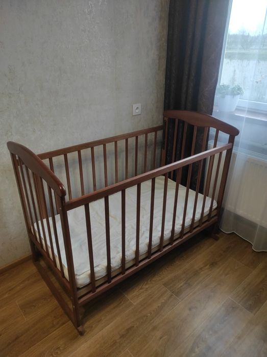 Ліжко з матрацом + дитячий одяг