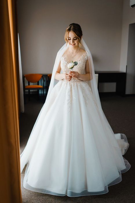 Весільна сукня кольору Айворі