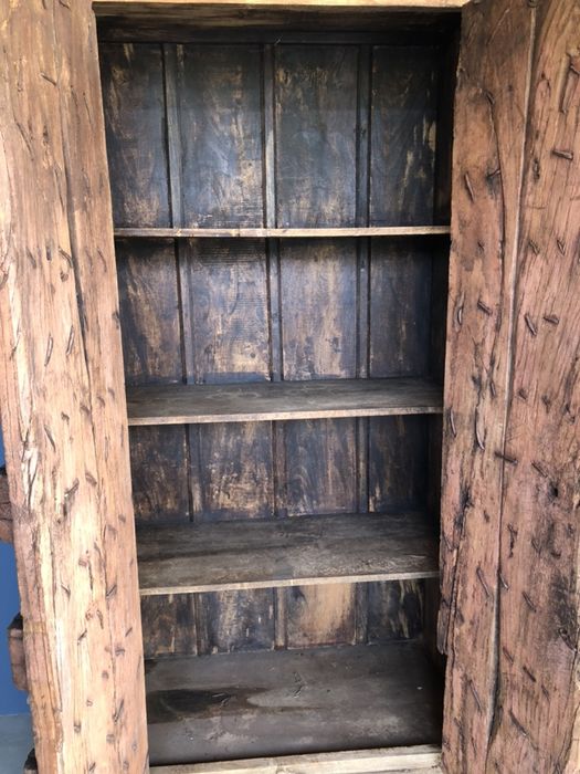 Zabytkowa stara zabytkowa recznie rzezbiona szafa