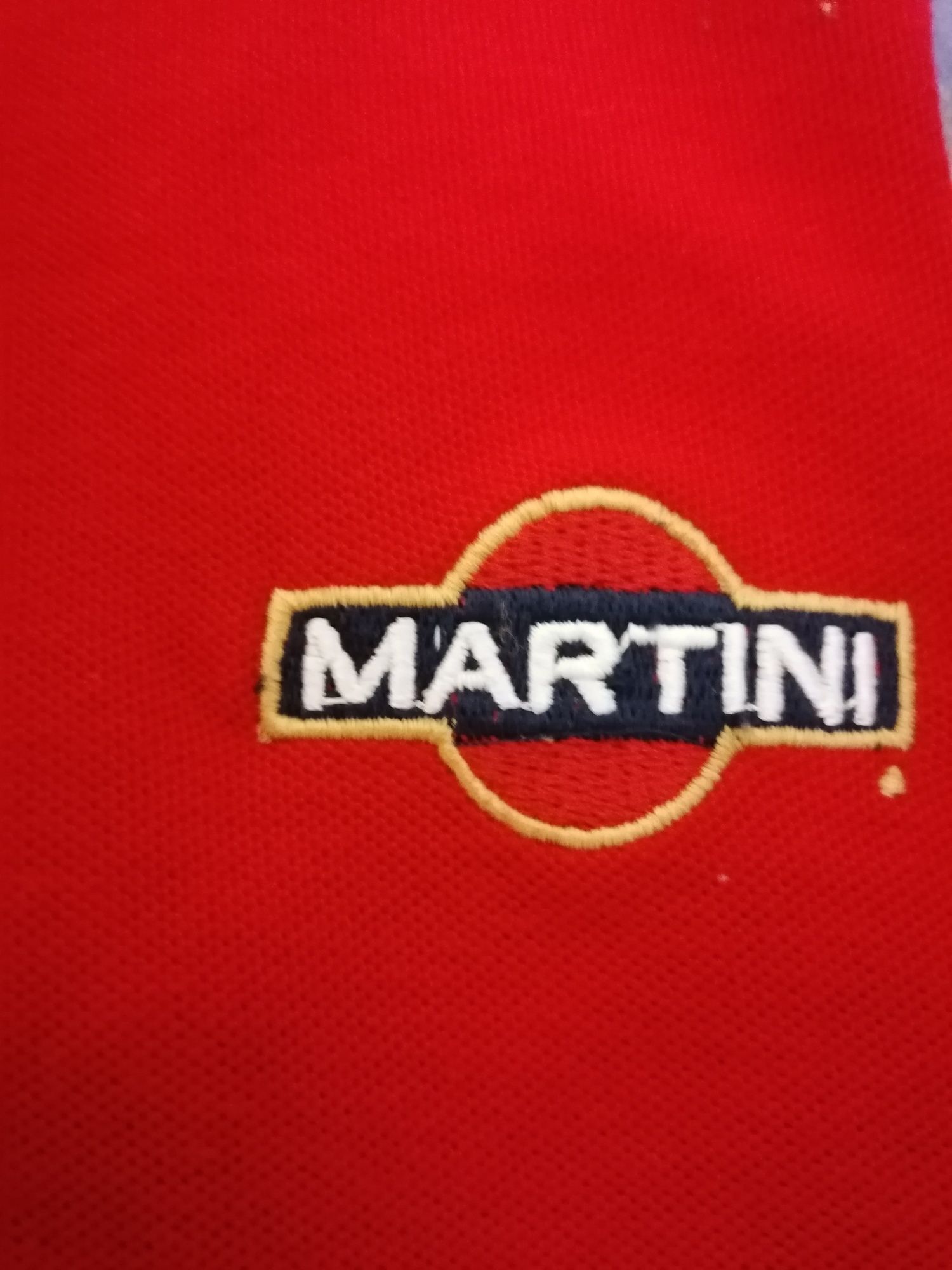 Pólo com publicidade à marca Martini