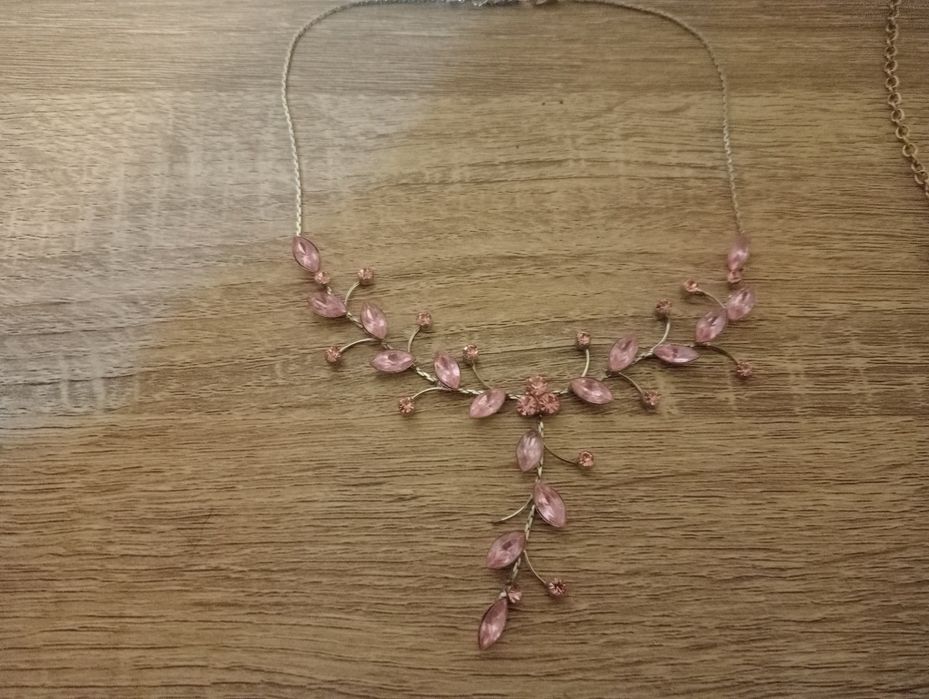 Dois colares de bijuteria