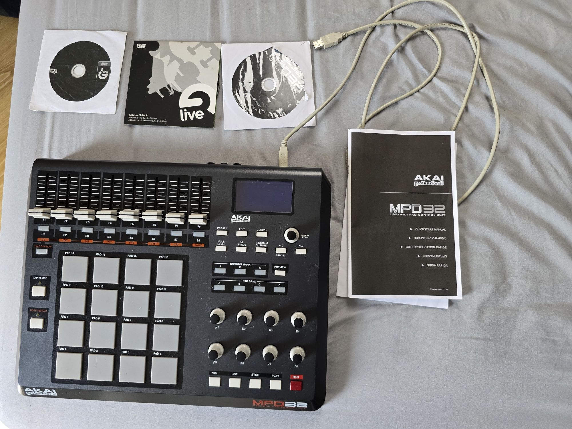 Kontroler dźwięku Akai MPD32