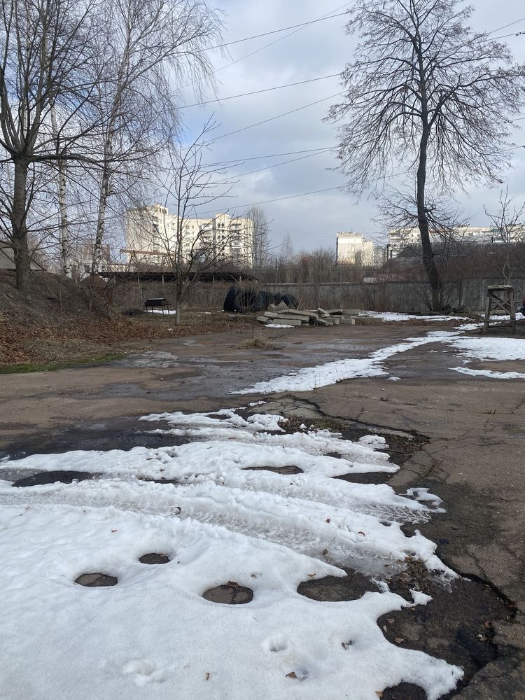 Продається комерційне приміщення із землею 0,62 га