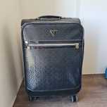 Guess walizka travel torba podróżna logowana logo czarna złote zamki