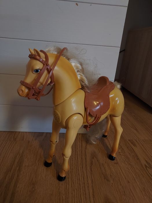 Uszkodzony, chodzący koń na baterie Barbie