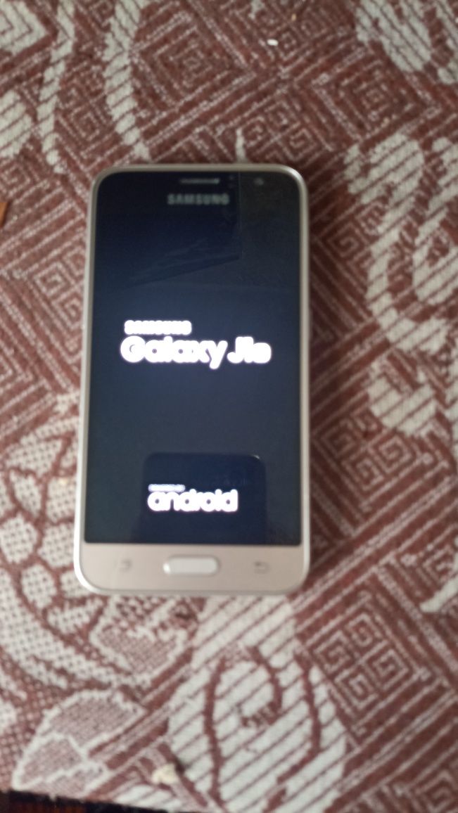 Продаю телефон Samsung