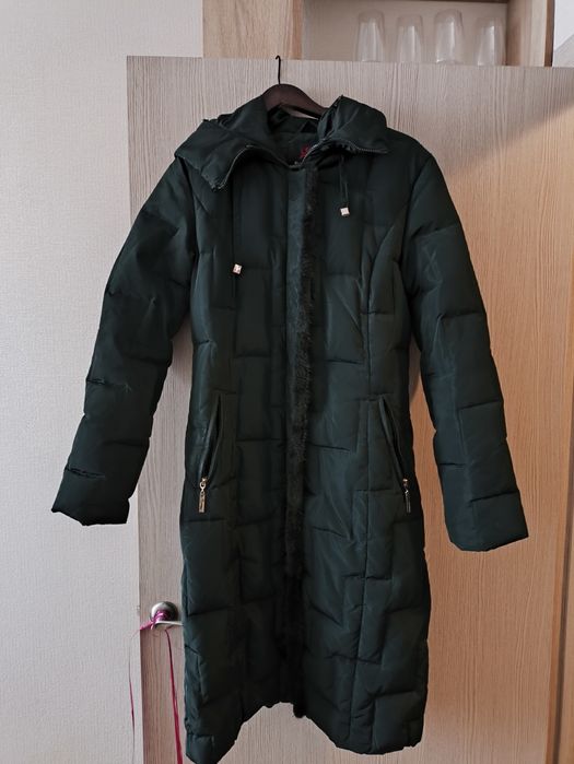 Пуховик. Изумрудного цвета. На размер 44