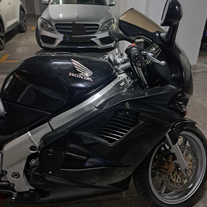 Honda VFR 750 - Modelo icónico de 1995